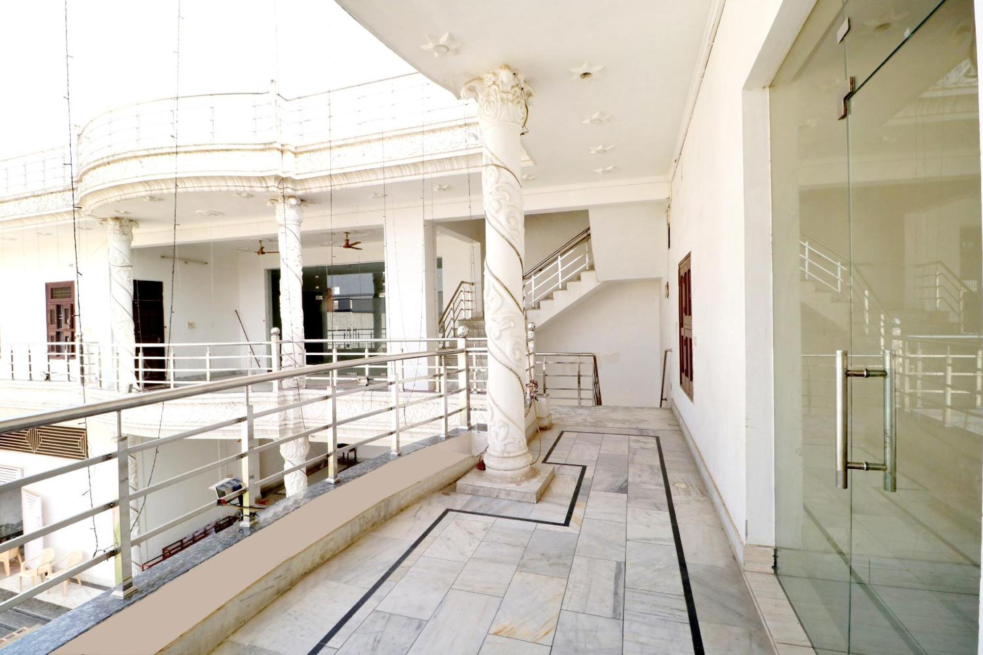 Hotel O Pushp Vatika ビワーニー エクステリア 写真