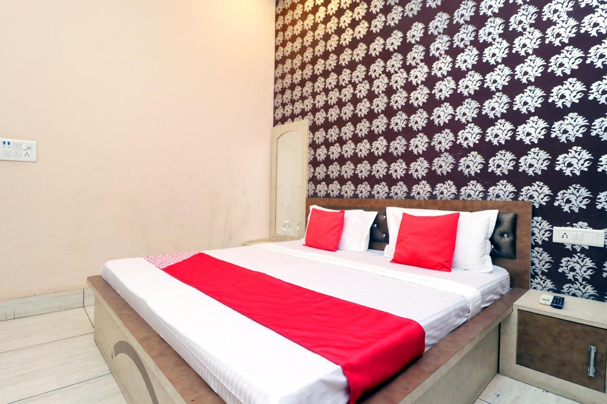 Hotel O Pushp Vatika ビワーニー エクステリア 写真