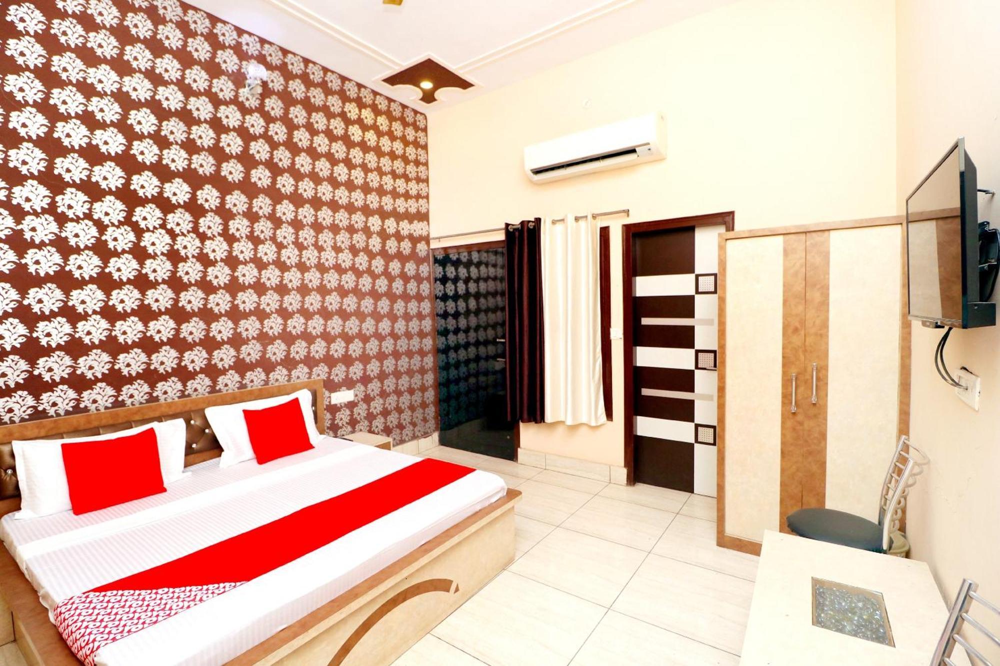 Hotel O Pushp Vatika ビワーニー エクステリア 写真