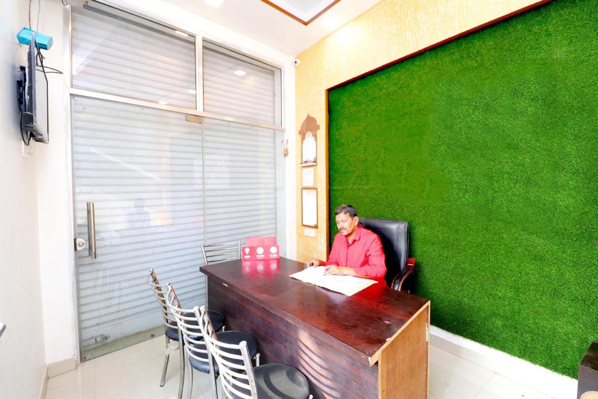 Hotel O Pushp Vatika ビワーニー エクステリア 写真