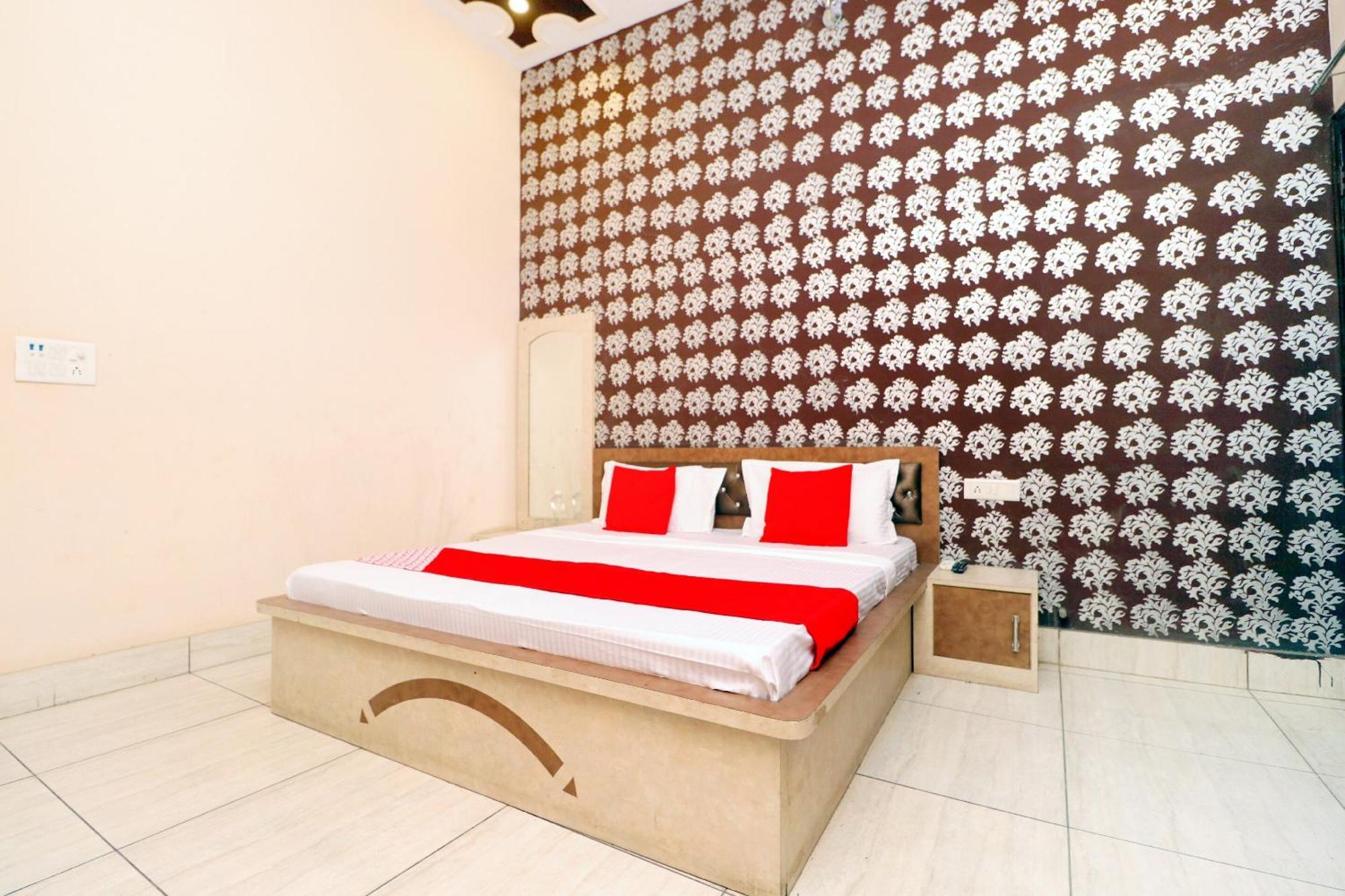 Hotel O Pushp Vatika ビワーニー エクステリア 写真
