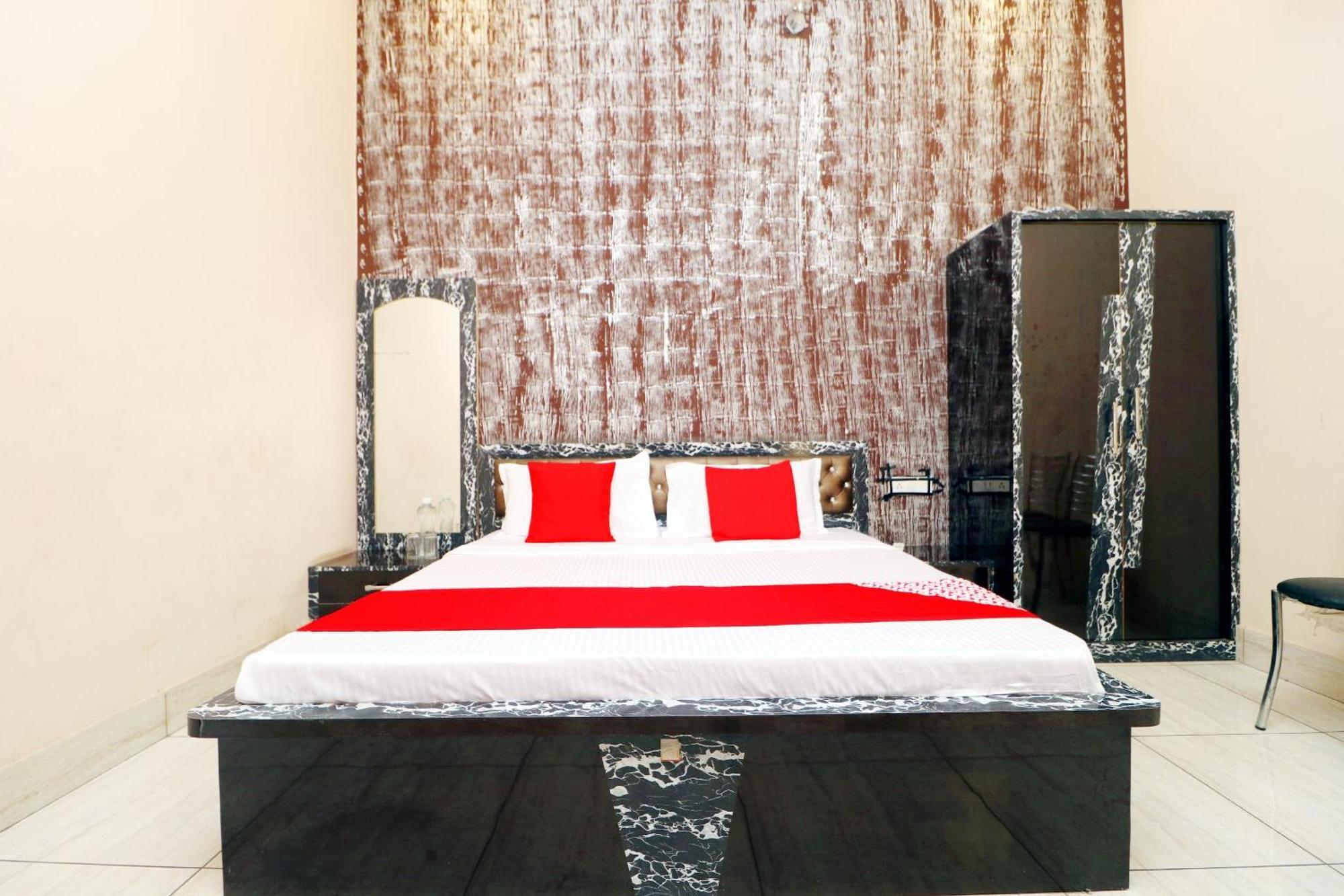Hotel O Pushp Vatika ビワーニー エクステリア 写真
